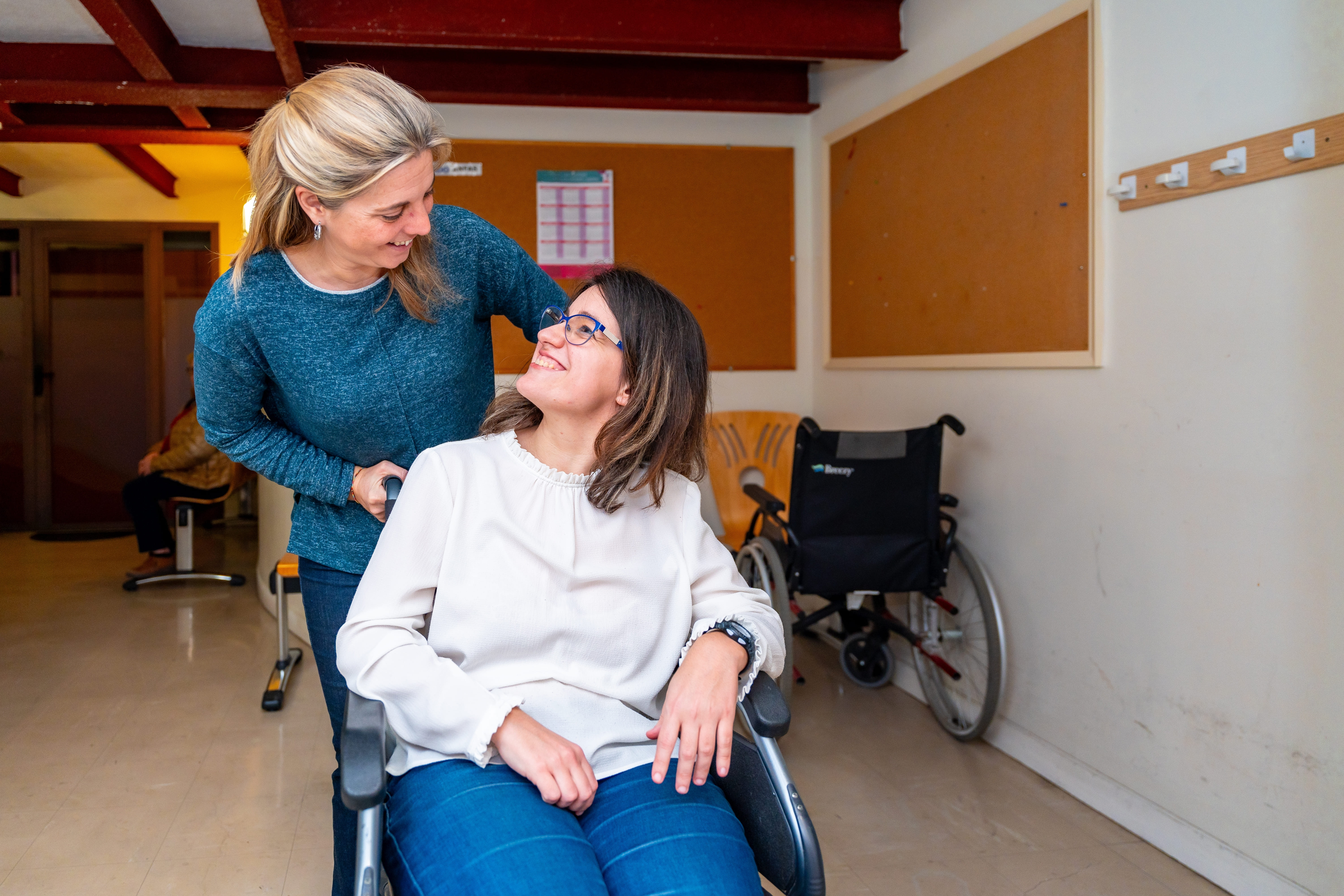 femme en fauteuil avec son accompagnatrice