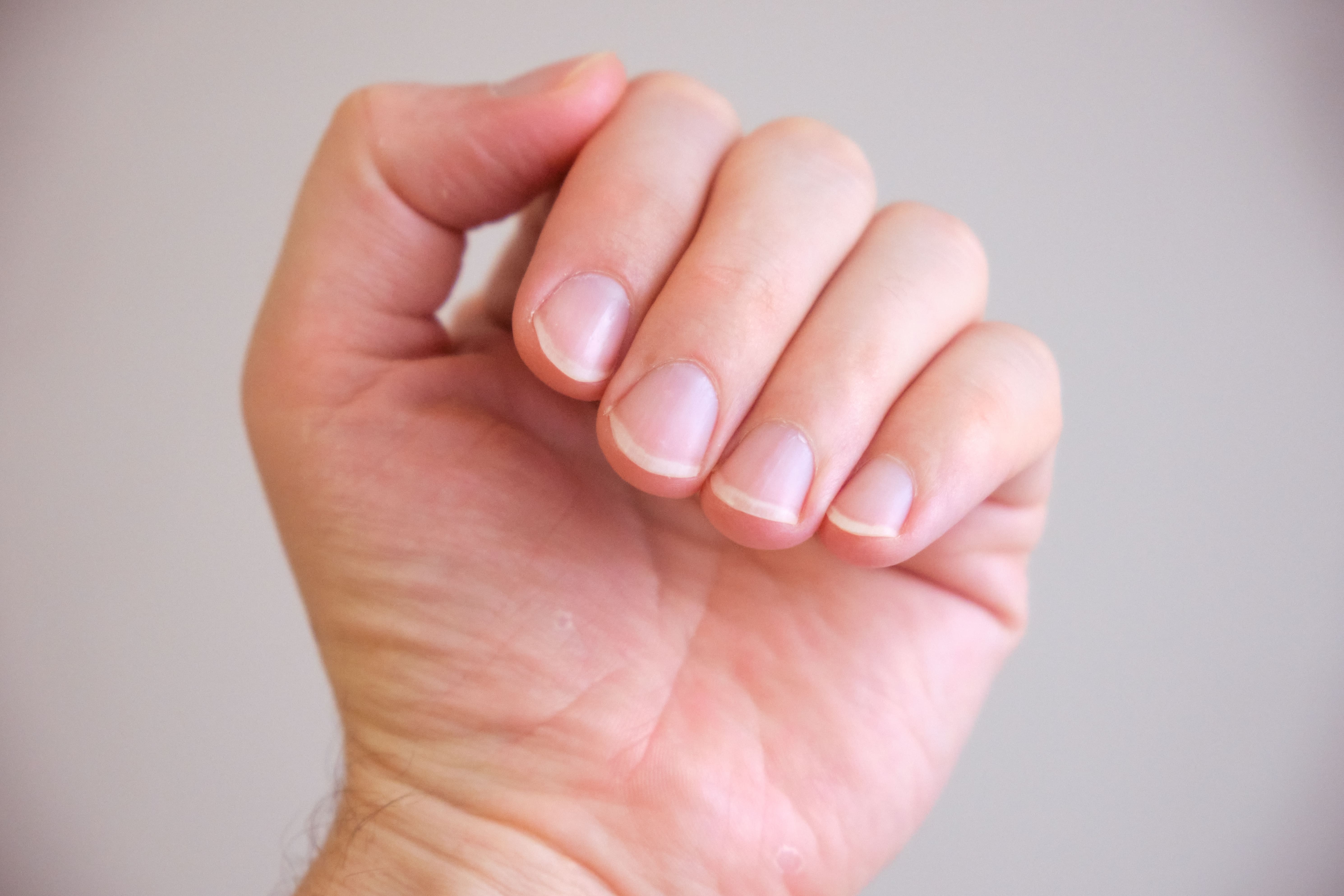 main fermée dont on voit les ongles en bonne santé