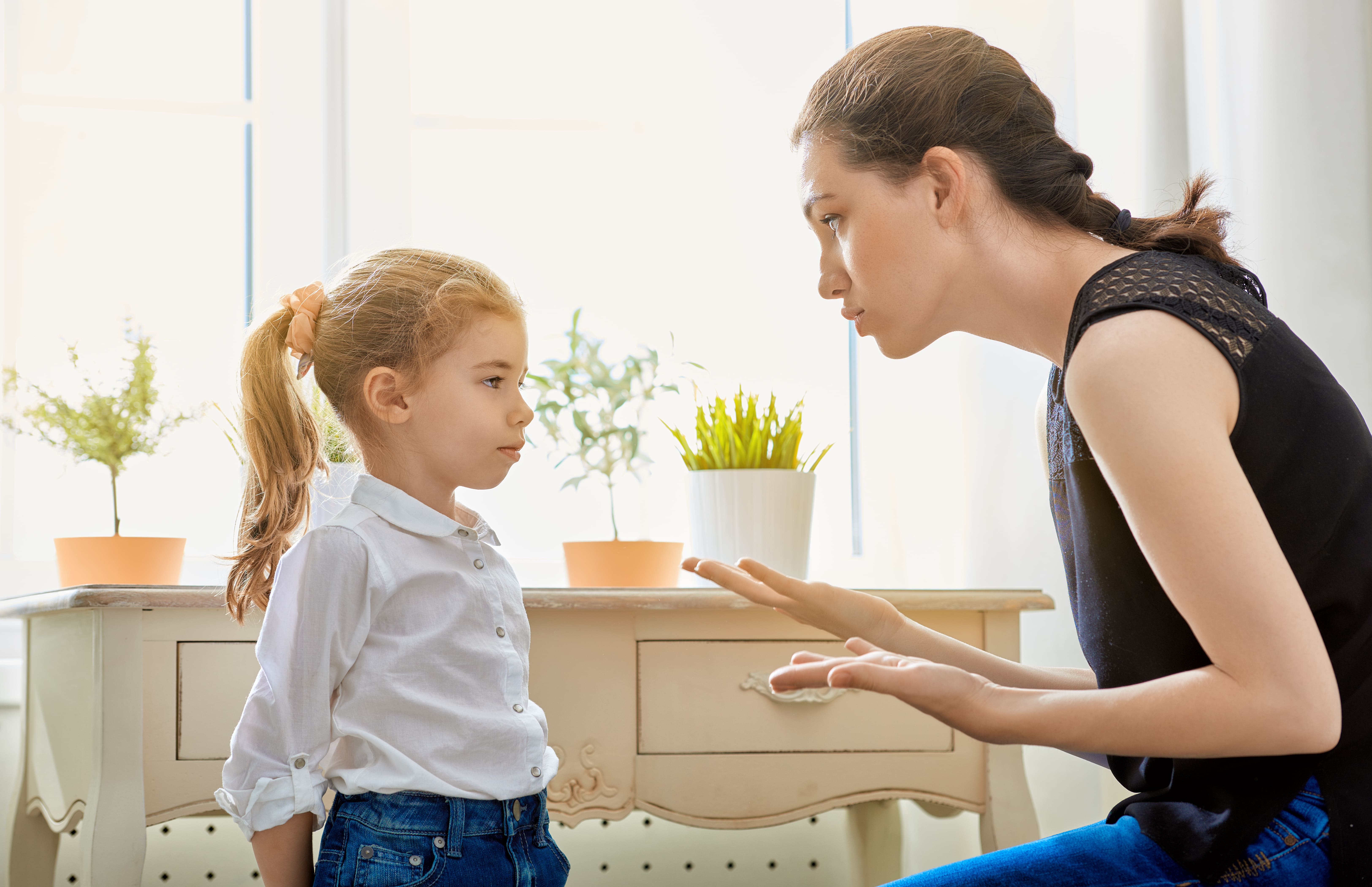 une maman reprend le comportement de sa fille